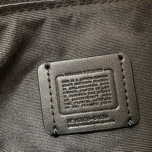 New💃Coach Coach X Peanuts Corner Zip Wristlet In Signature Canvas With Snoopy - Picture 8 of 8